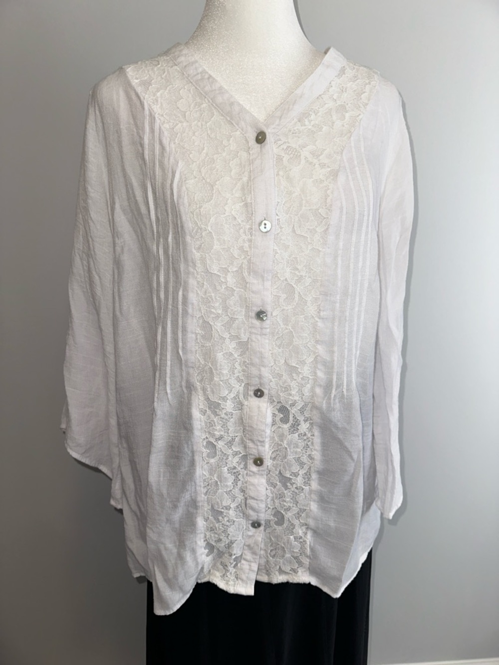 Kim Rogers 1X white blouse intricate lace paneling button v neck bell sleeve top